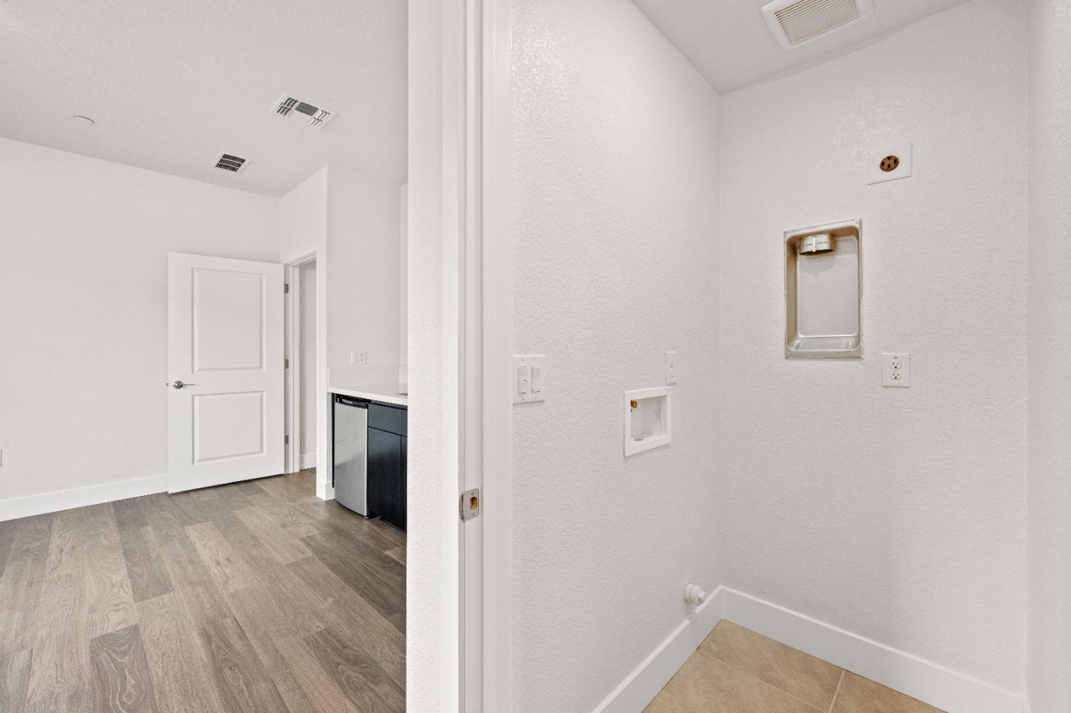 Detail Gallery Image 21 of 44 For 1329 E Marmo Cir, Roseville,  CA 95747 - 5 Beds | 3/1 Baths