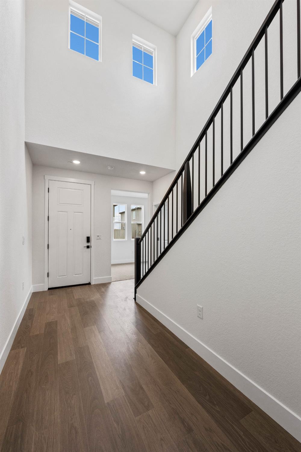 Detail Gallery Image 4 of 44 For 1329 E Marmo Cir, Roseville,  CA 95747 - 5 Beds | 3/1 Baths