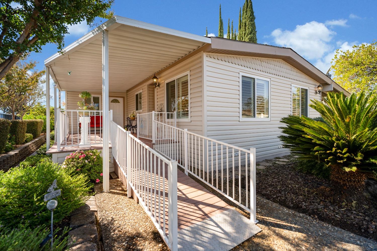 Detail Gallery Image 2 of 59 For 641 Parkstone Way, Folsom,  CA 95630 - 2 Beds | 2 Baths