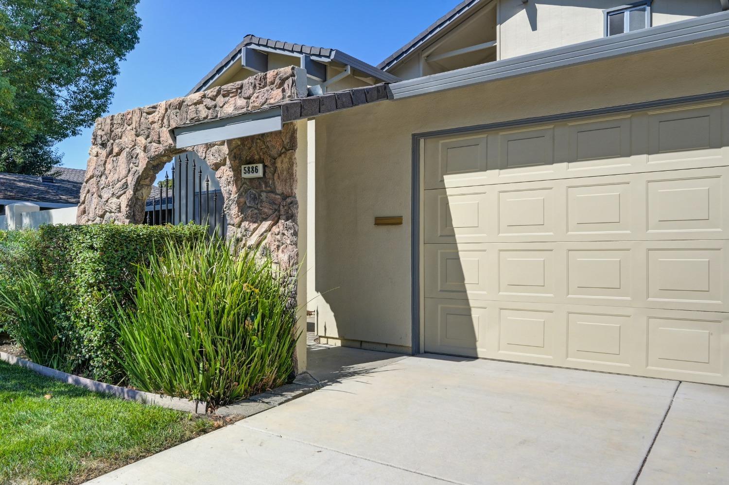 Detail Gallery Image 4 of 39 For 5886 Kahara Ct, Sacramento,  CA 95822 - 3 Beds | 2 Baths