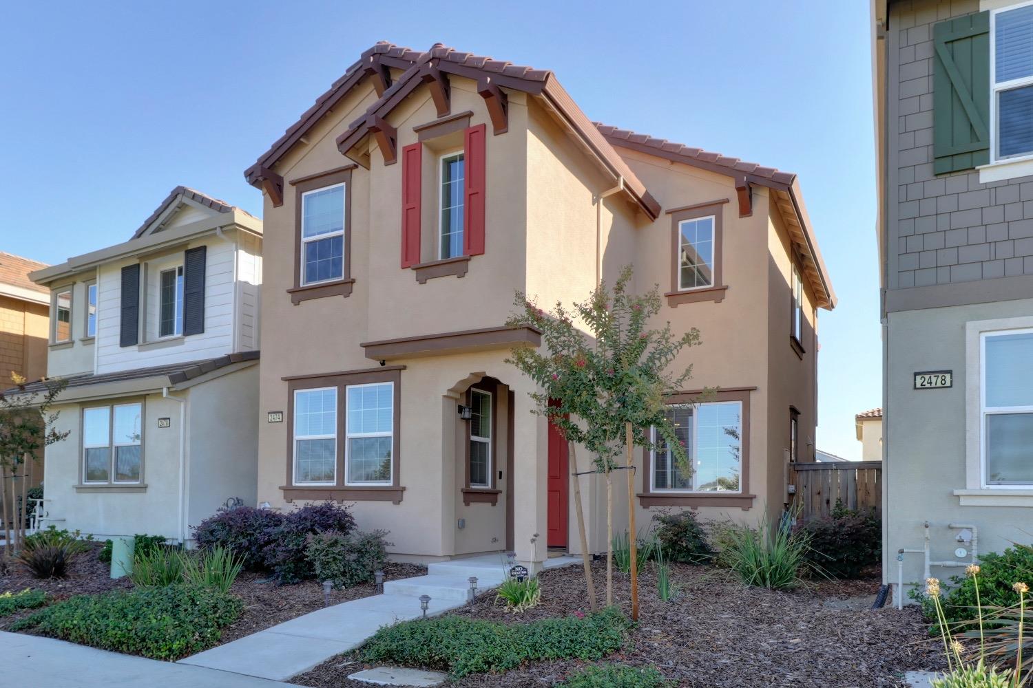 Detail Gallery Image 1 of 40 For 2474 Natomas Crossing Dr, Sacramento,  CA 95834 - 3 Beds | 2/1 Baths