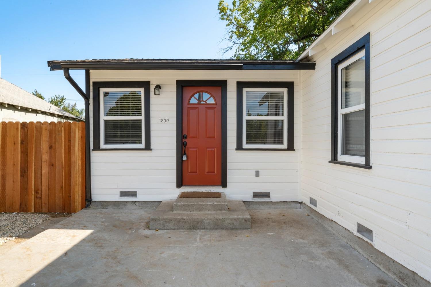 Detail Gallery Image 3 of 20 For 3830 25th Ave, Sacramento,  CA 95820 - 2 Beds | 1 Baths