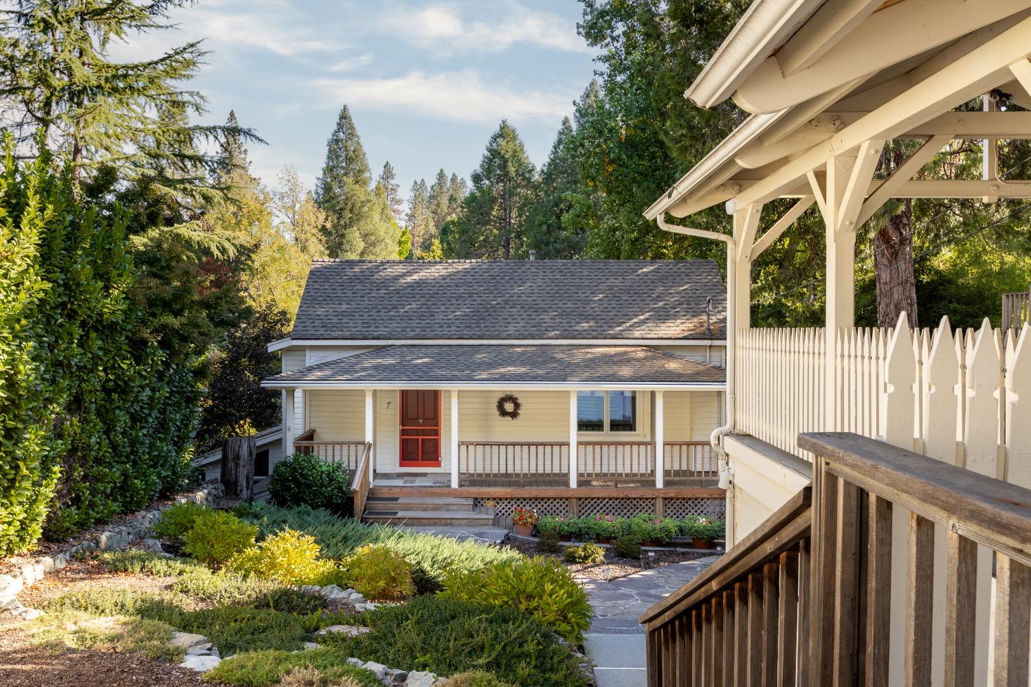 Detail Gallery Image 1 of 44 For 122 Grove St, Nevada City,  CA 95959 - 2 Beds | 2/1 Baths