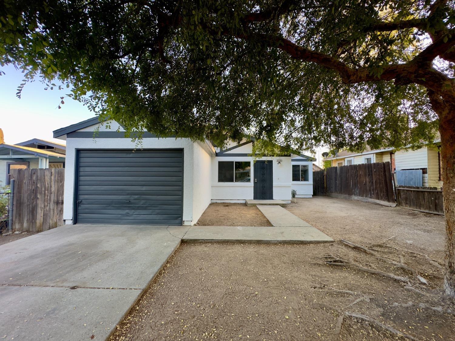 Detail Gallery Image 1 of 1 For 3716 E Grant Ave, Fresno,  CA 93702 - 5 Beds | 1 Baths