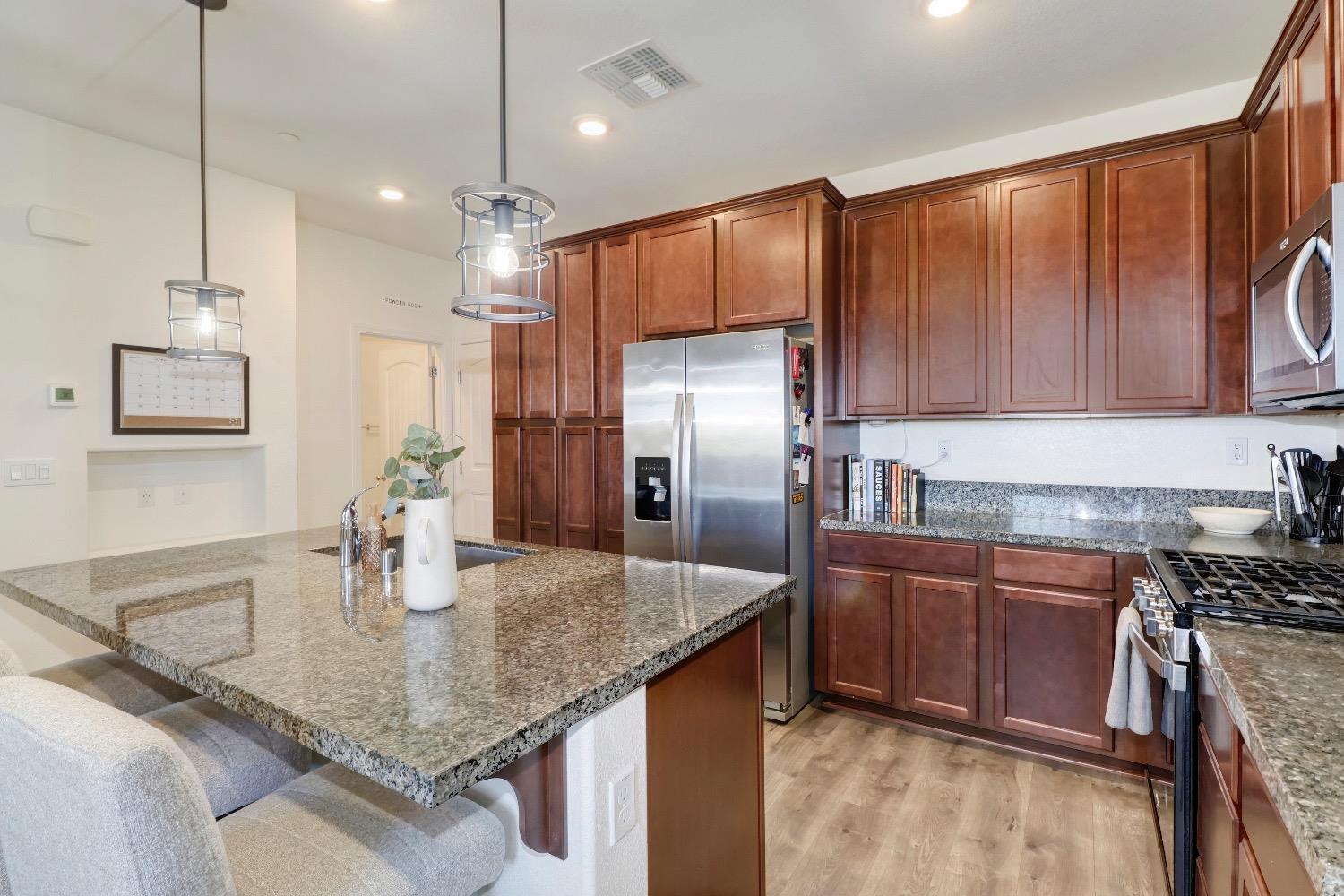 Detail Gallery Image 2 of 40 For 2474 Natomas Crossing Dr, Sacramento,  CA 95834 - 3 Beds | 2/1 Baths