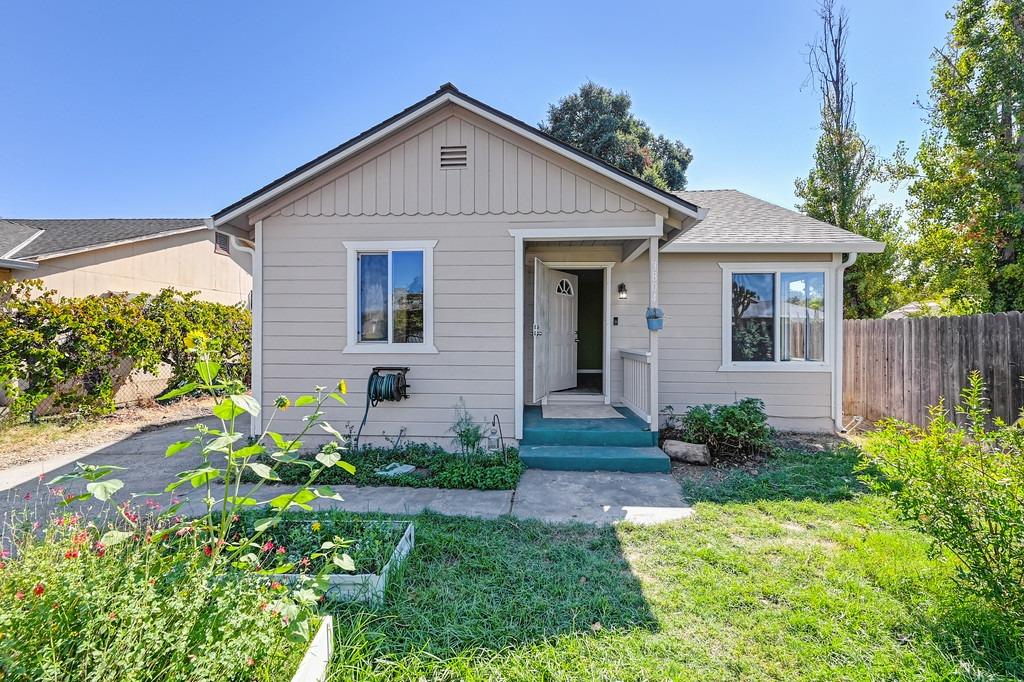 Detail Gallery Image 1 of 1 For 3804 23rd Ave, Sacramento,  CA 95820 - 2 Beds | 1 Baths