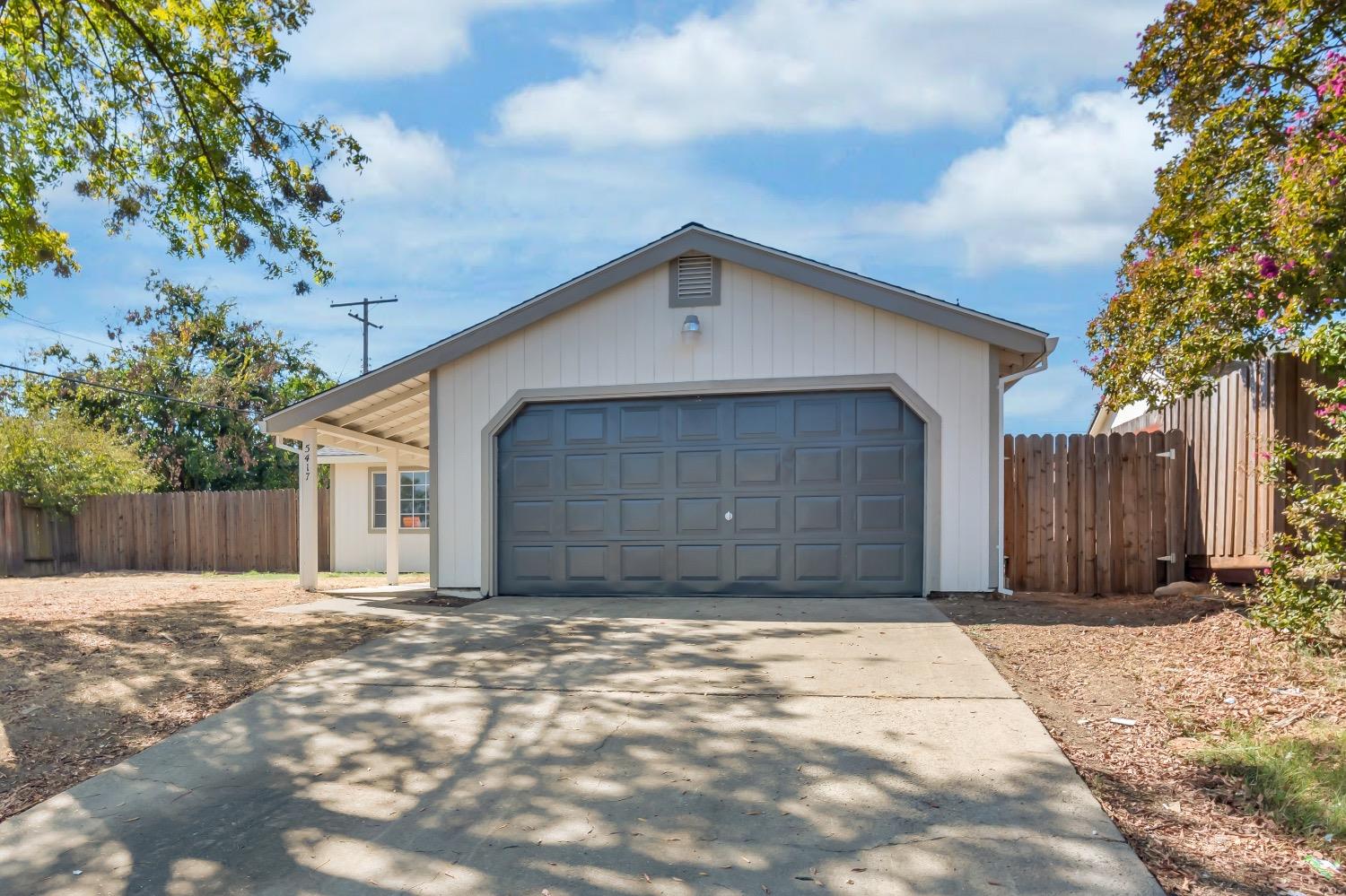 Detail Gallery Image 1 of 54 For 5417 Earnell St, Carmichael,  CA 95608 - 3 Beds | 2 Baths