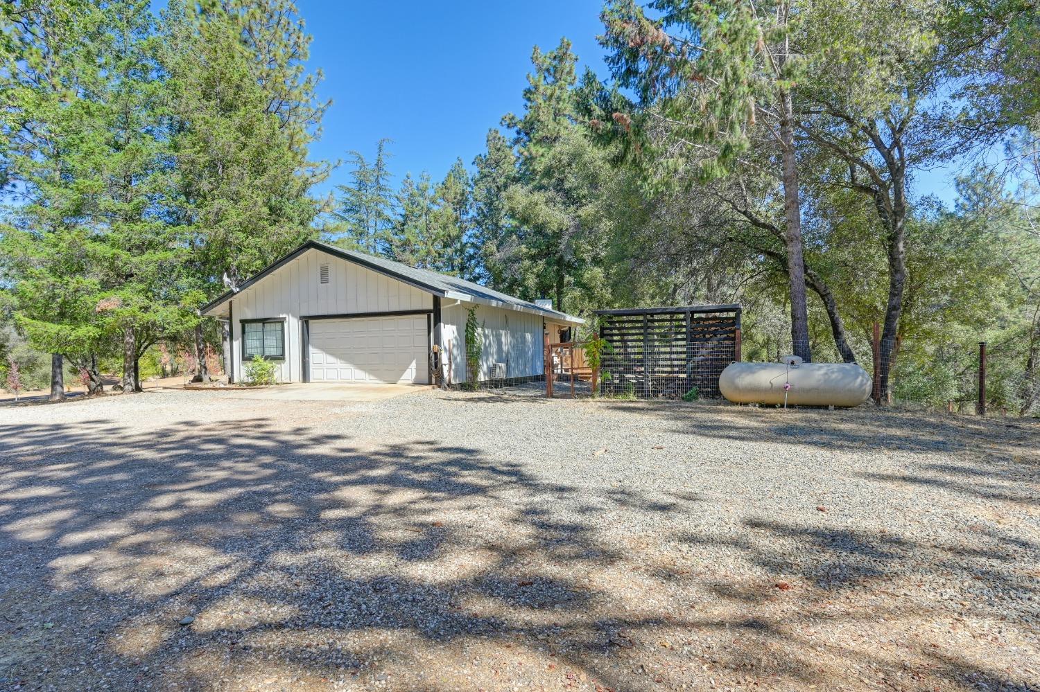 Detail Gallery Image 6 of 99 For 10493 Maranatha Pl, Grass Valley,  CA 95949 - 3 Beds | 2 Baths