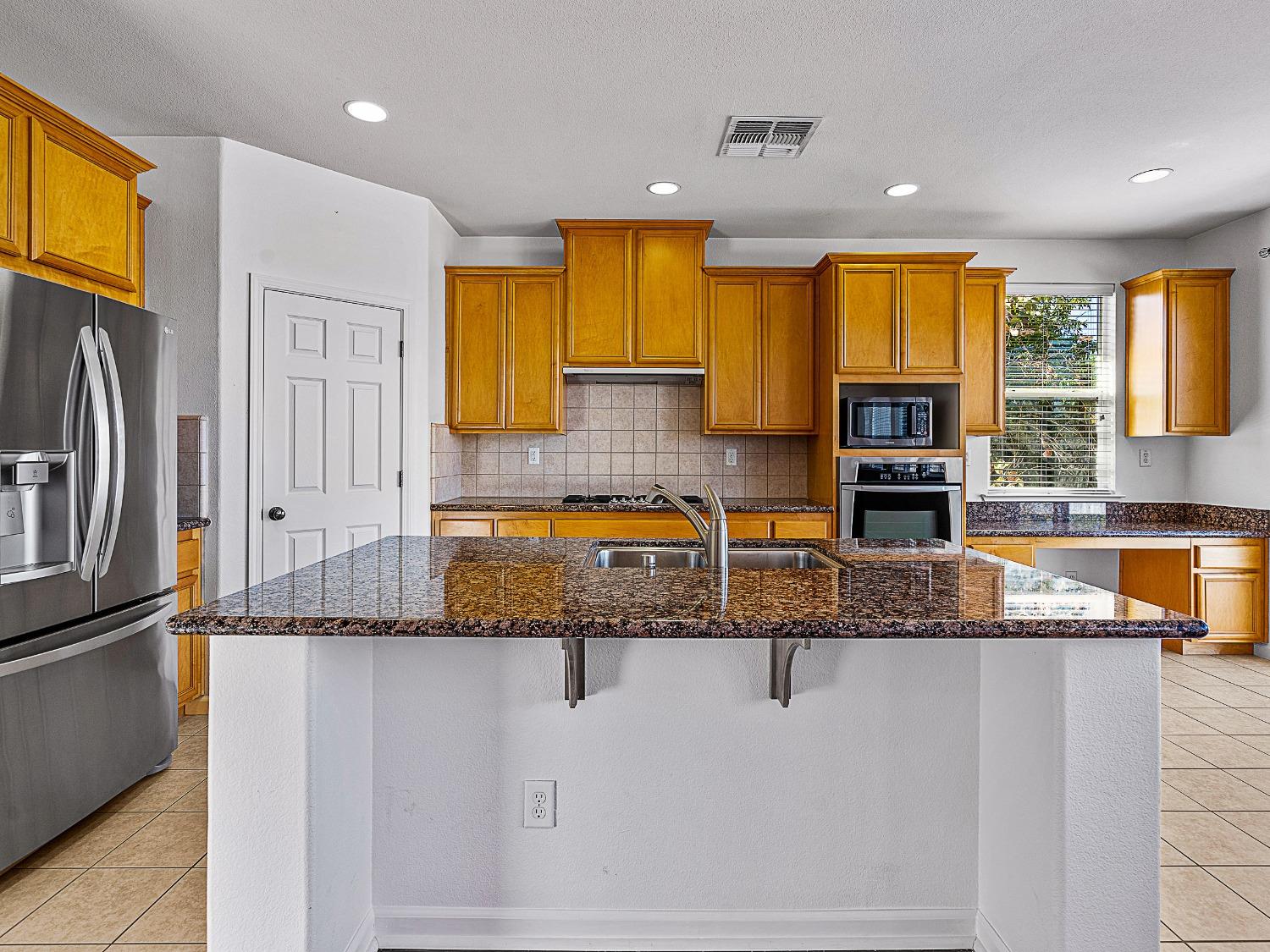 Detail Gallery Image 6 of 56 For 2065 Larkstone Pl, El Dorado Hills,  CA 95762 - 4 Beds | 2 Baths