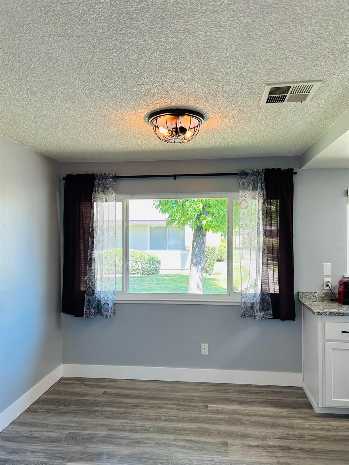 Detail Gallery Image 8 of 17 For 325 Standiford Ave #7,  Modesto,  CA 95350 - 3 Beds | 2 Baths