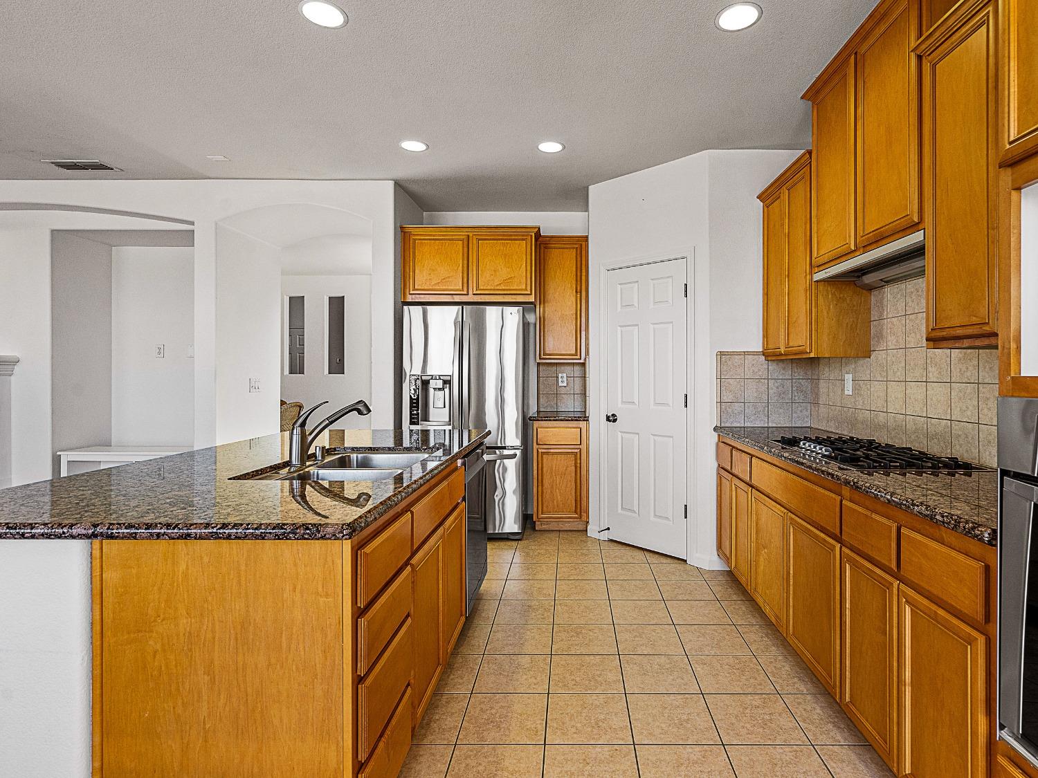 Detail Gallery Image 9 of 56 For 2065 Larkstone Pl, El Dorado Hills,  CA 95762 - 4 Beds | 2 Baths