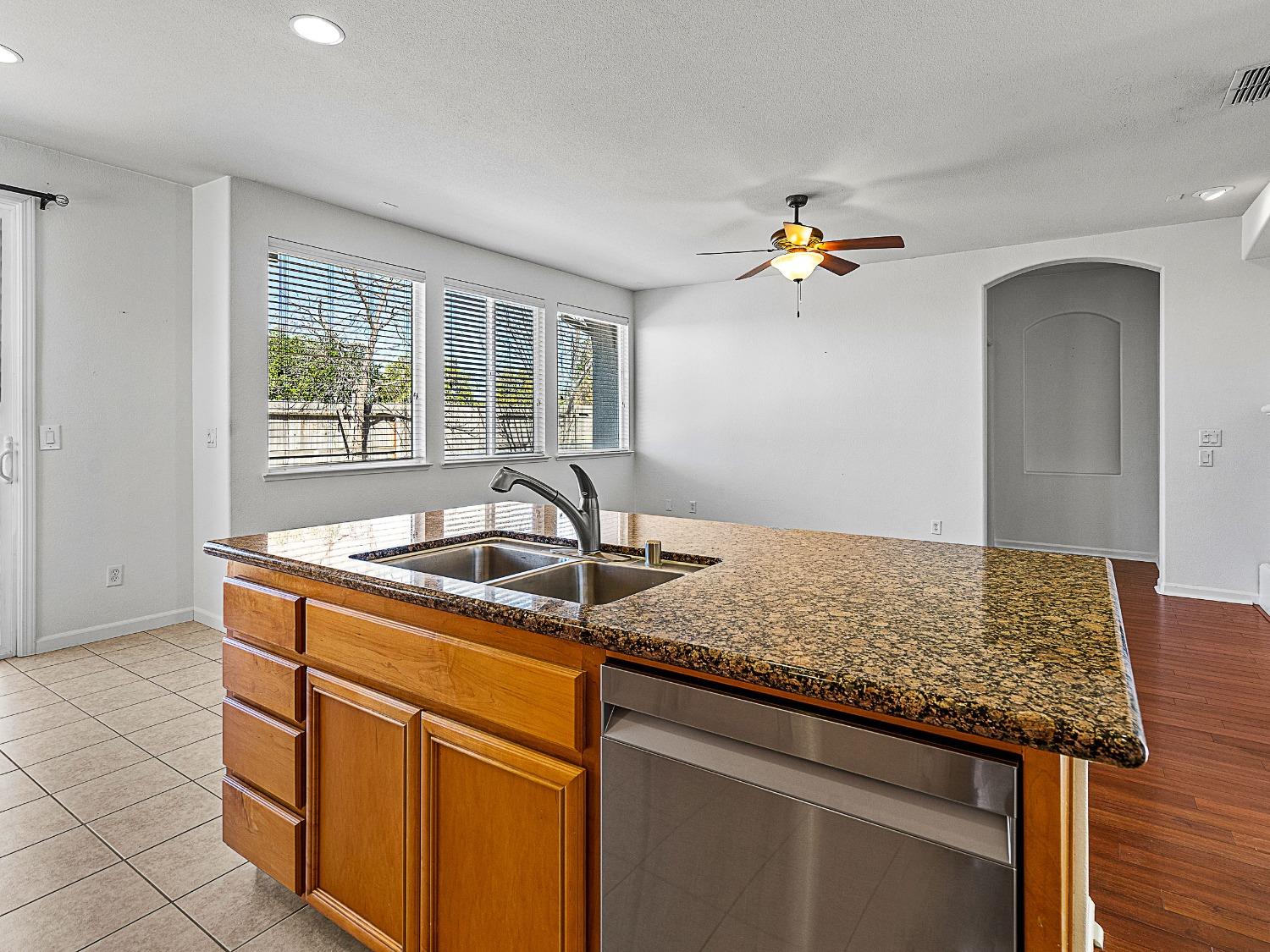 Detail Gallery Image 11 of 56 For 2065 Larkstone Pl, El Dorado Hills,  CA 95762 - 4 Beds | 2 Baths