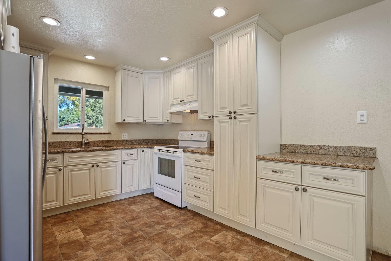 Detail Gallery Image 9 of 28 For 1842 Gulfstream Dr, Modesto,  CA 95350 - 3 Beds | 2 Baths