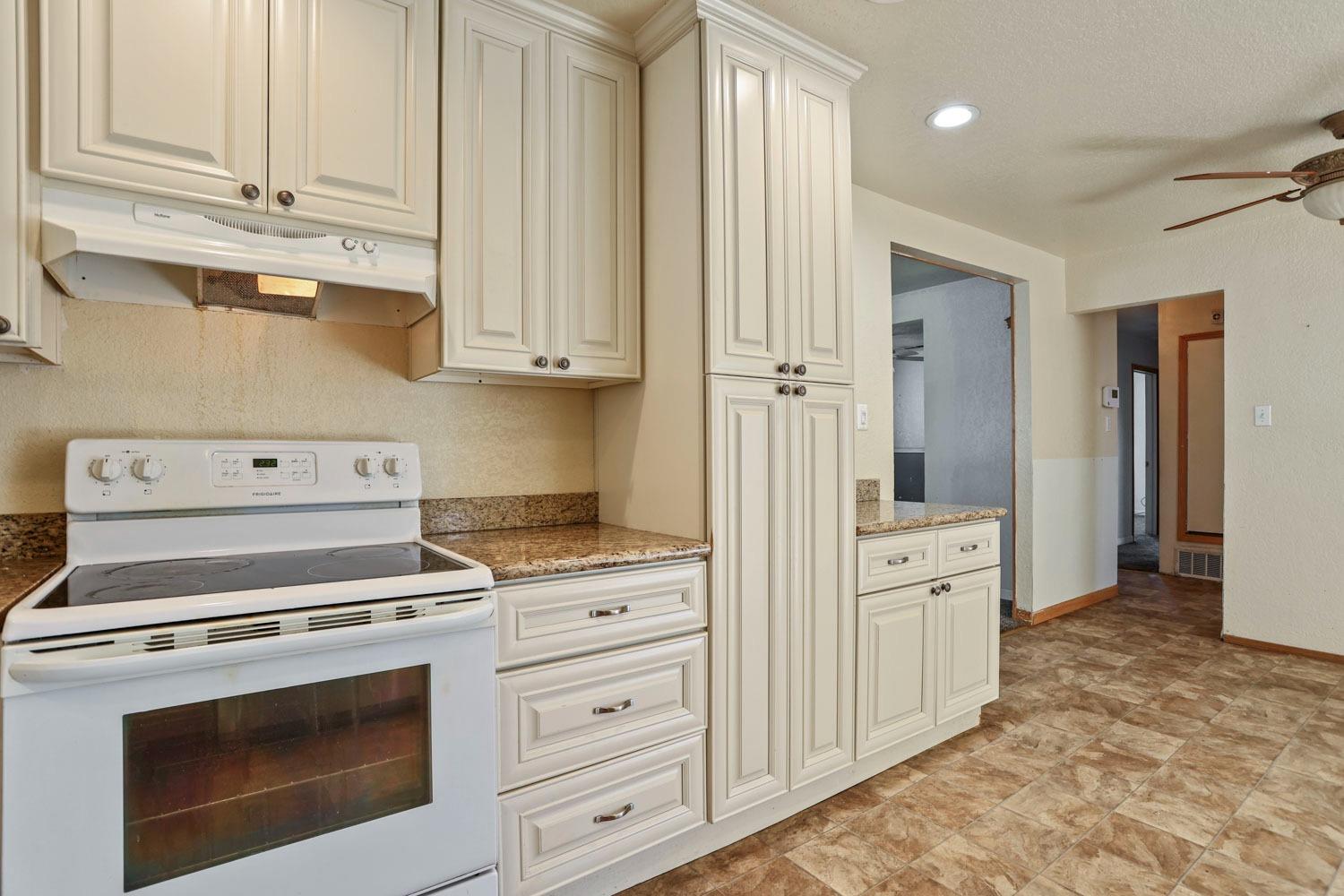 Detail Gallery Image 11 of 28 For 1842 Gulfstream Dr, Modesto,  CA 95350 - 3 Beds | 2 Baths