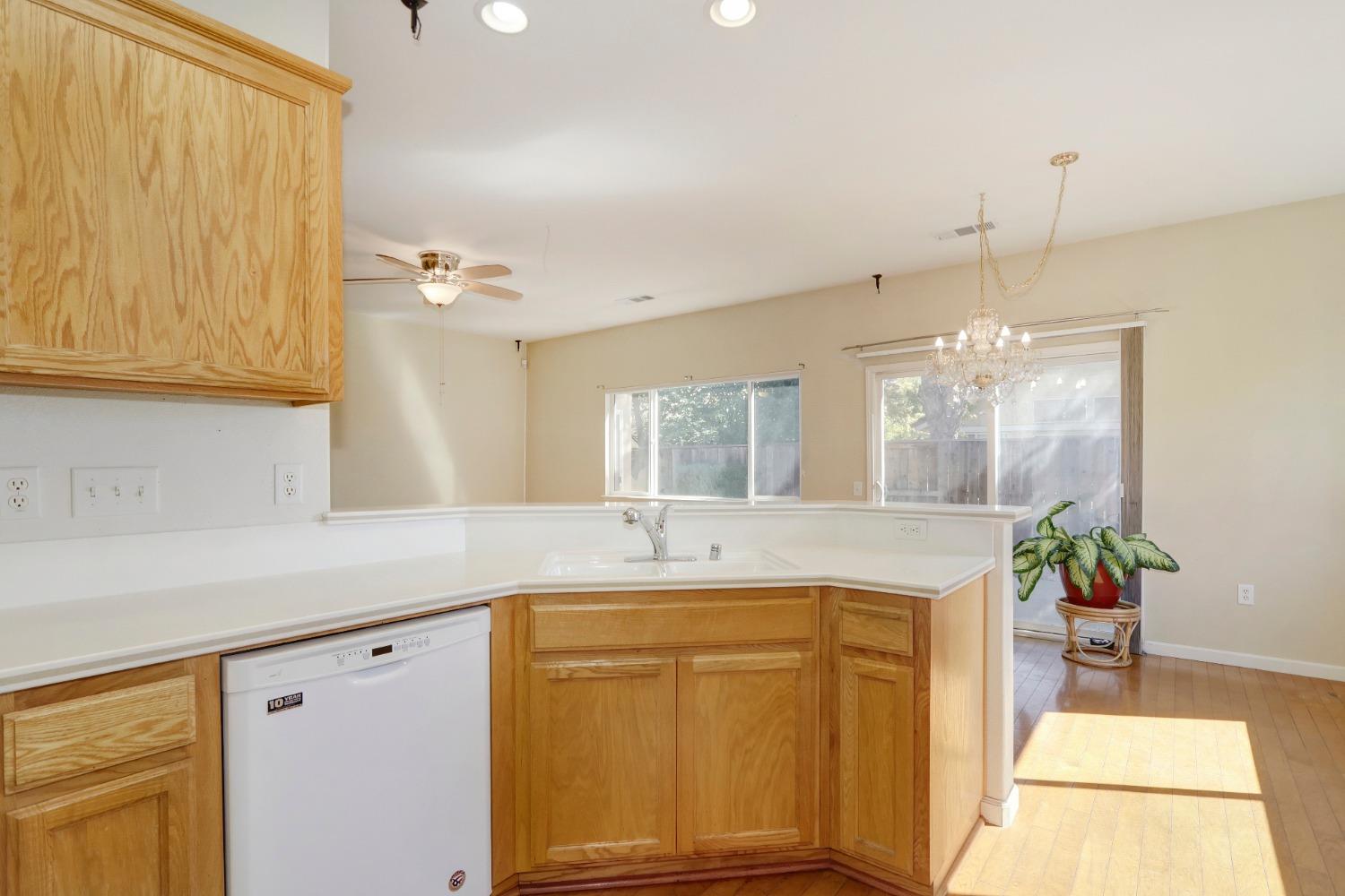 Detail Gallery Image 17 of 43 For 17 Sausalito Ct, Sacramento,  CA 95823 - 2 Beds | 2 Baths