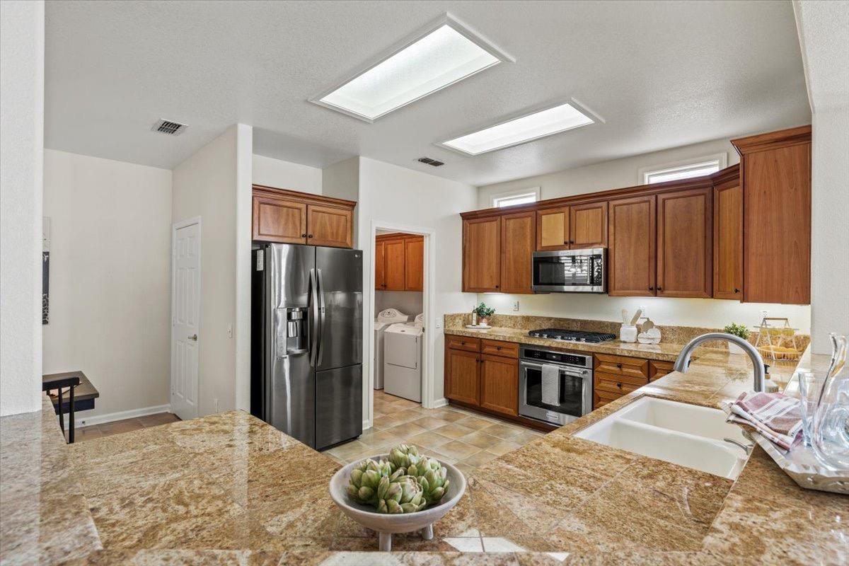 Detail Gallery Image 4 of 28 For 2251 Stepping Stone Ln, Lincoln,  CA 95648 - 2 Beds | 2 Baths