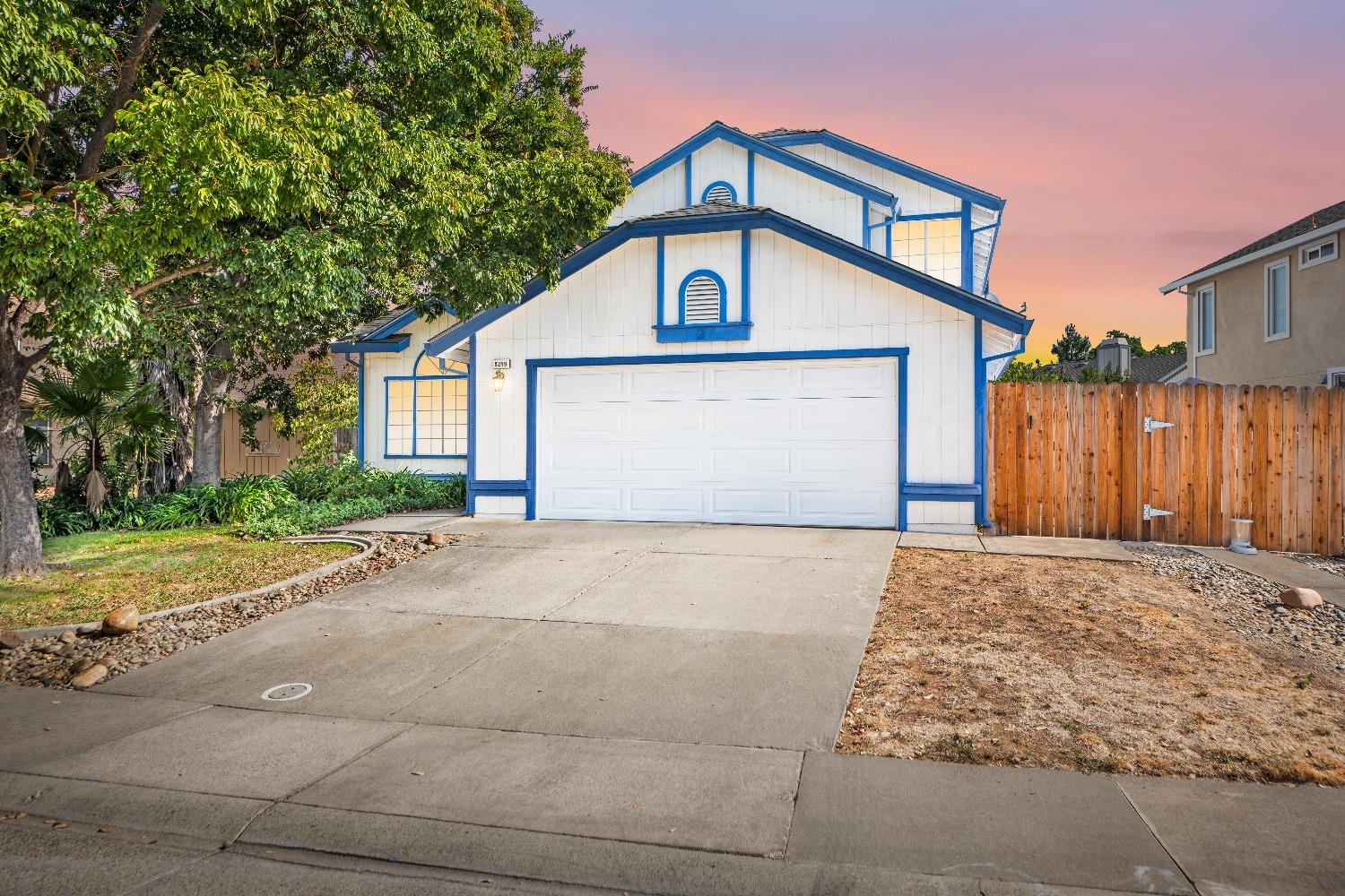 Detail Gallery Image 1 of 1 For 8249 Olander Way, Sacramento,  CA 95828 - 4 Beds | 3 Baths