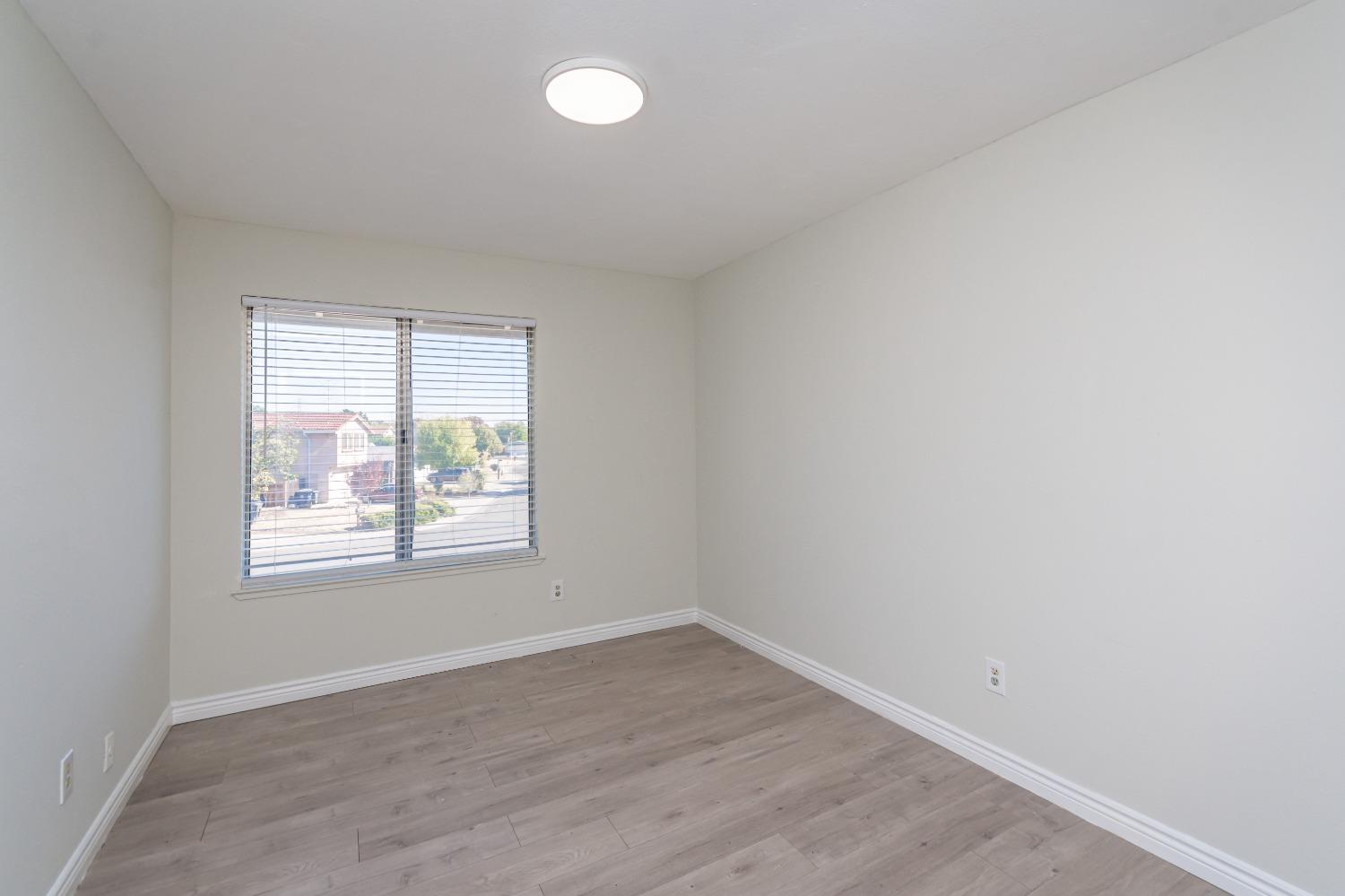 Detail Gallery Image 5 of 27 For 7138 Rimrock Dr, Sacramento,  CA 95828 - 3 Beds | 1 Baths