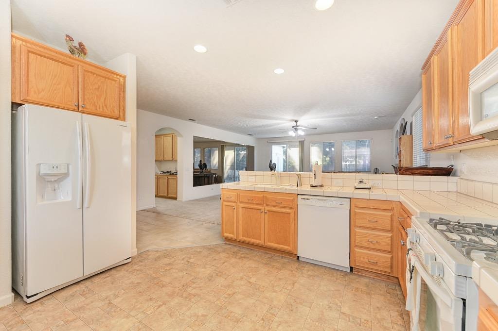 Detail Gallery Image 9 of 24 For 221 Odell Cir, Sacramento,  CA 95835 - 3 Beds | 2 Baths