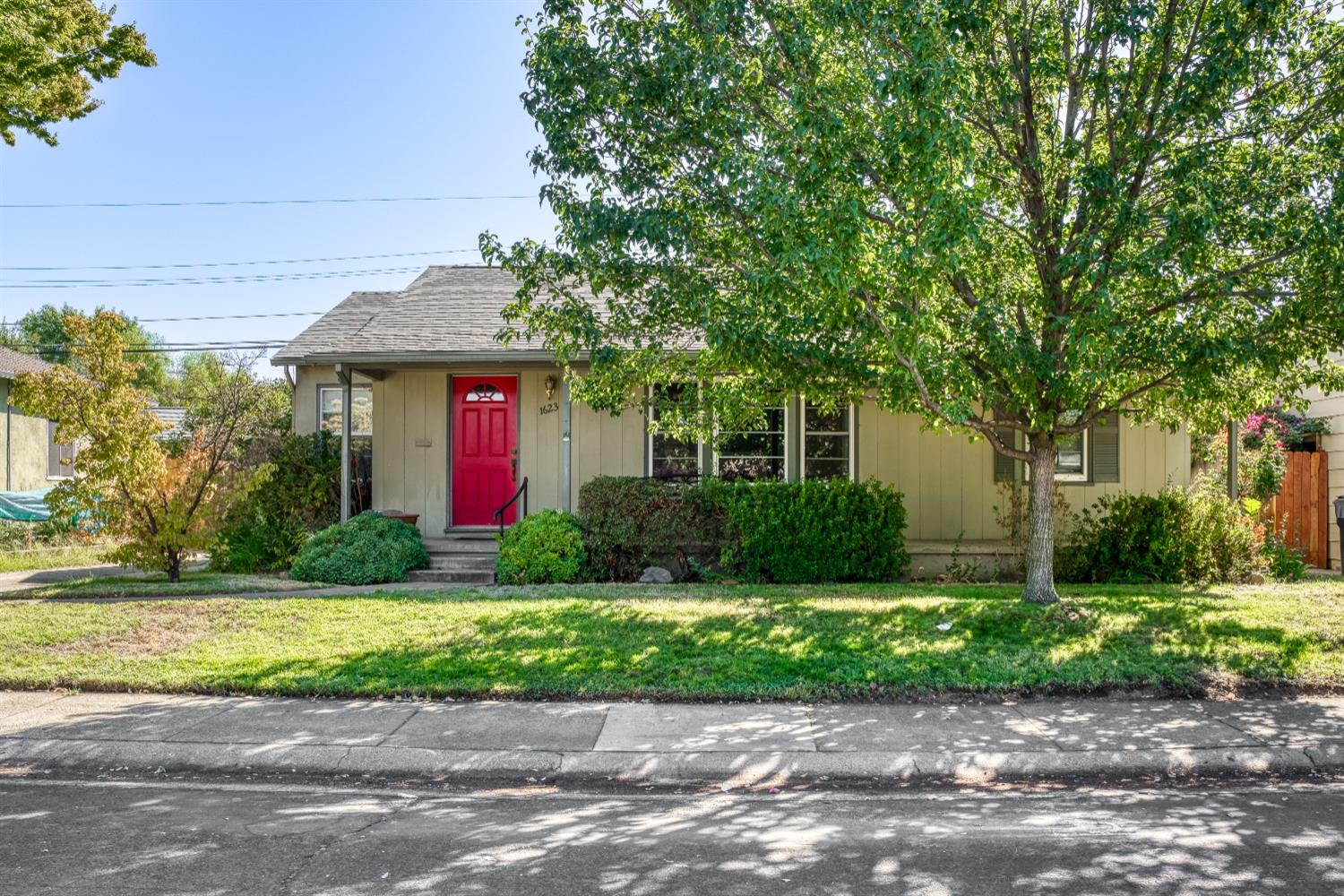 Detail Gallery Image 1 of 31 For 1623 Christopher Way, Sacramento,  CA 95819 - 3 Beds | 2 Baths