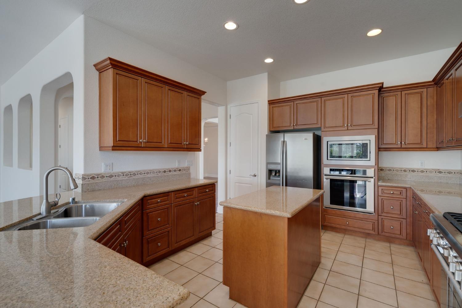 Detail Gallery Image 12 of 47 For 9255 Pinehurst Dr, Roseville,  CA 95747 - 4 Beds | 3/1 Baths