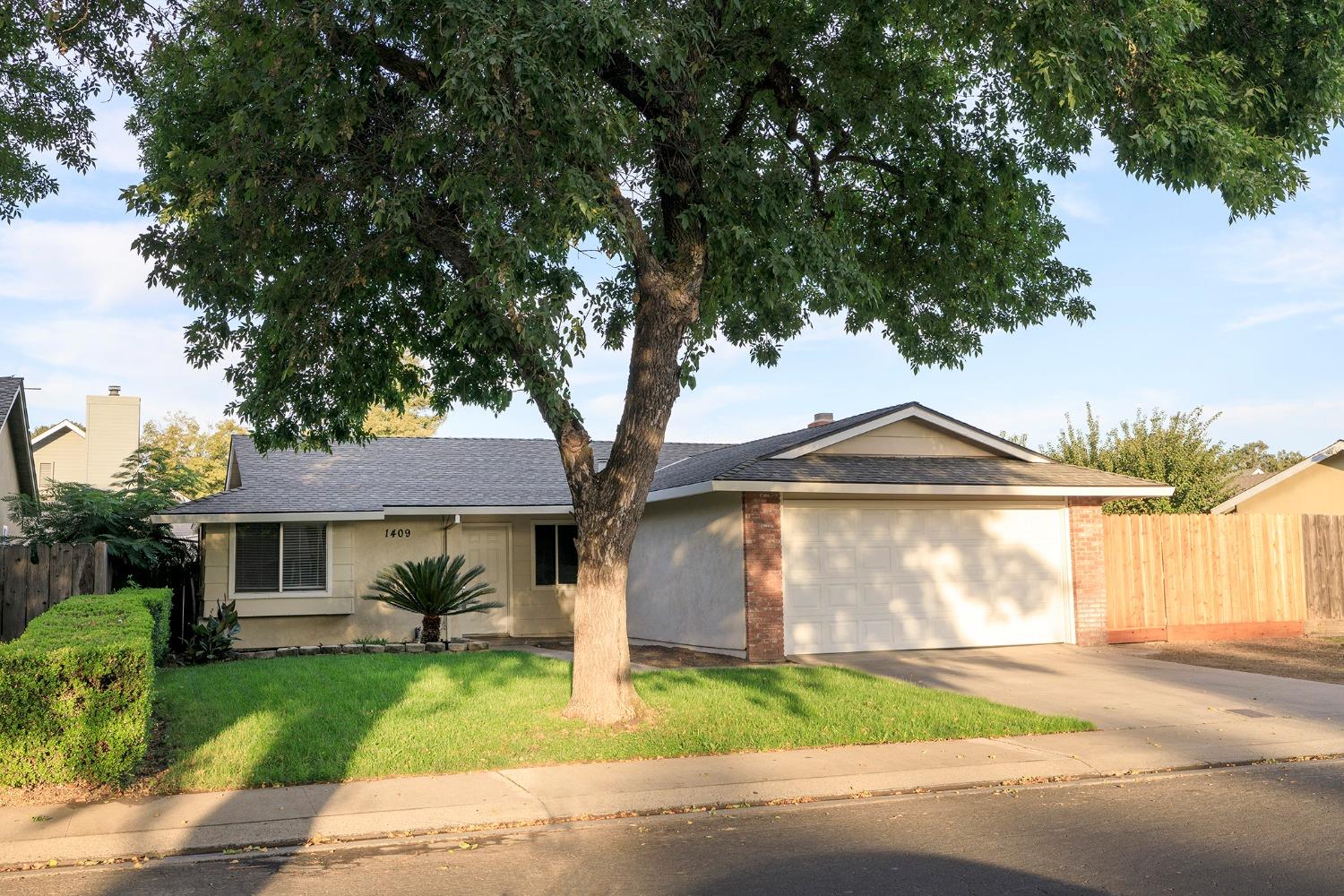 Detail Gallery Image 2 of 45 For 1409 Entrada Way, Modesto,  CA 95355 - 3 Beds | 2 Baths