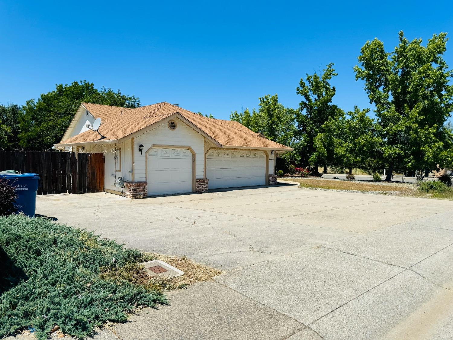 Detail Gallery Image 1 of 39 For 11556 La Costa Ct, Redding,  CA 96003 - 5 Beds | 2 Baths