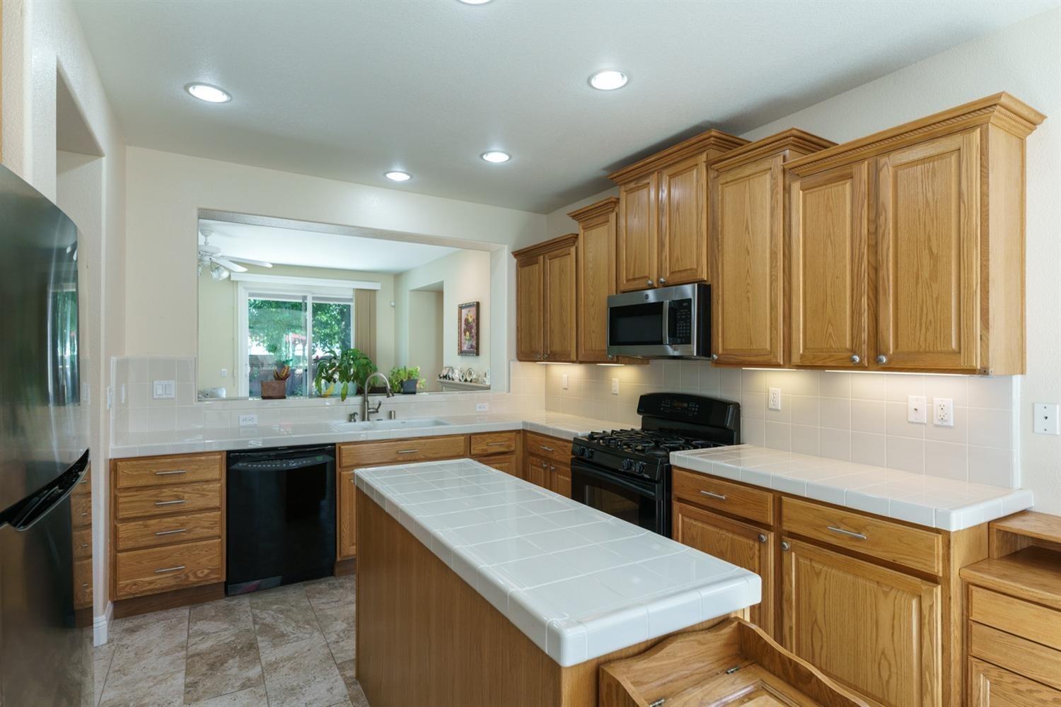 Detail Gallery Image 9 of 35 For 2223 Ryedale Ln, Sacramento,  CA 95835 - 2 Beds | 2 Baths