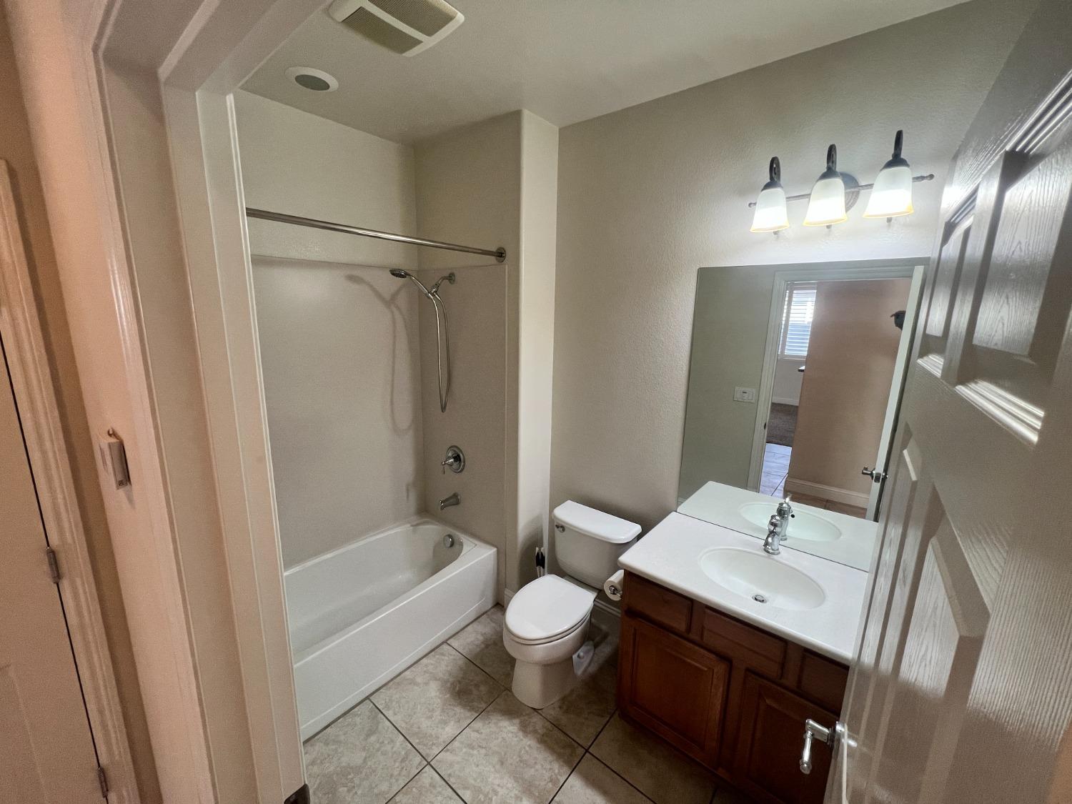 Detail Gallery Image 19 of 36 For 2326 Shadow Berry Dr, Manteca,  CA 95336 - 2 Beds | 2 Baths