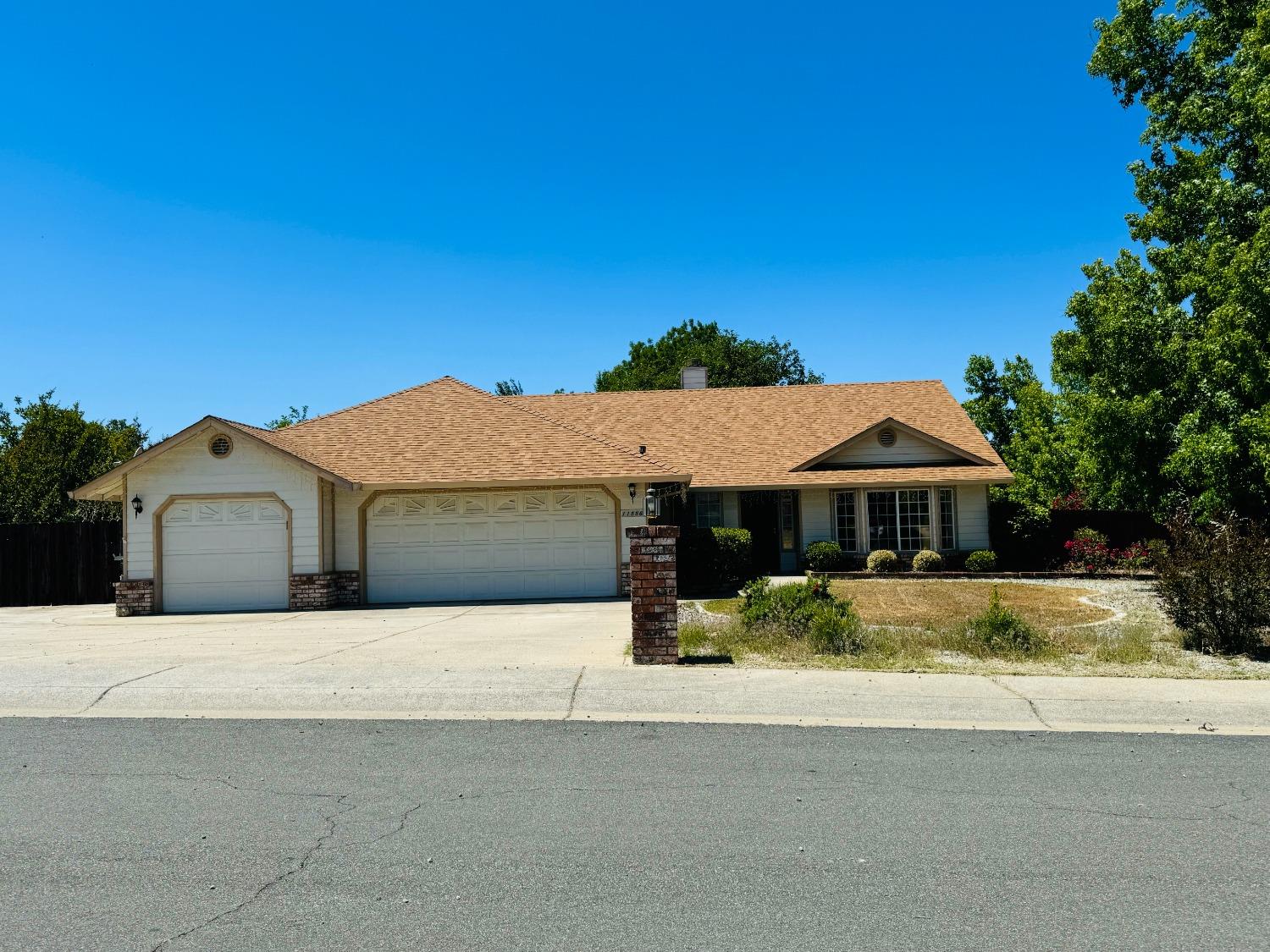 Detail Gallery Image 2 of 39 For 11556 La Costa Ct, Redding,  CA 96003 - 5 Beds | 2 Baths