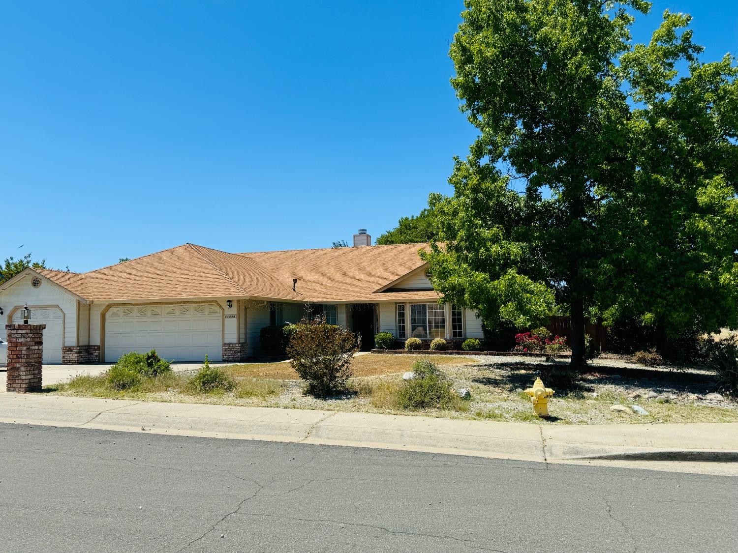 Detail Gallery Image 3 of 39 For 11556 La Costa Ct, Redding,  CA 96003 - 5 Beds | 2 Baths