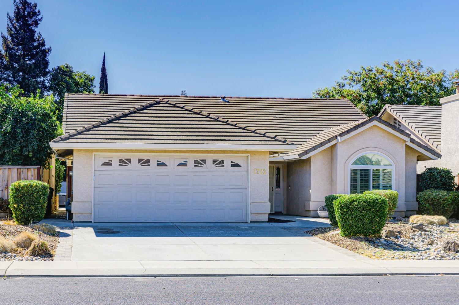 Detail Gallery Image 1 of 36 For 1722 Brookside Dr, Manteca,  CA 95336 - 3 Beds | 2 Baths