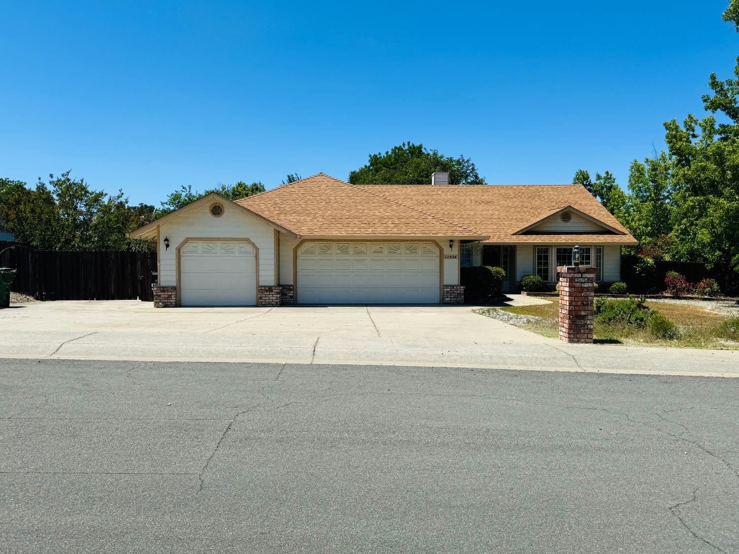 Detail Gallery Image 4 of 39 For 11556 La Costa Ct, Redding,  CA 96003 - 5 Beds | 2 Baths