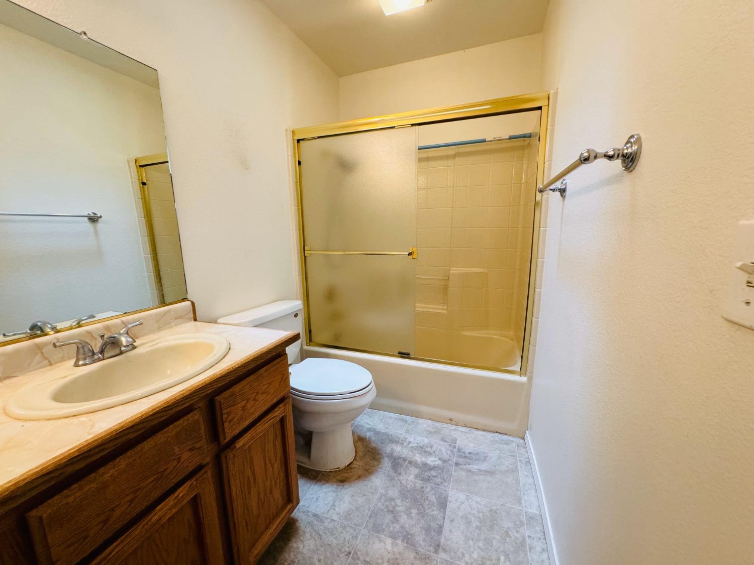 Detail Gallery Image 15 of 39 For 11556 La Costa Ct, Redding,  CA 96003 - 5 Beds | 2 Baths