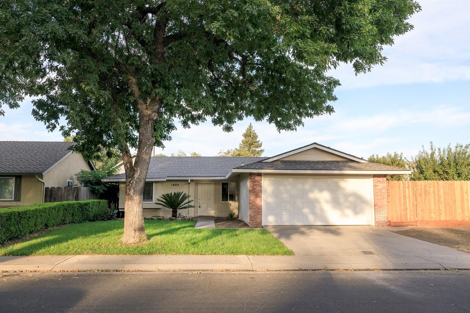 Detail Gallery Image 1 of 45 For 1409 Entrada Way, Modesto,  CA 95355 - 3 Beds | 2 Baths