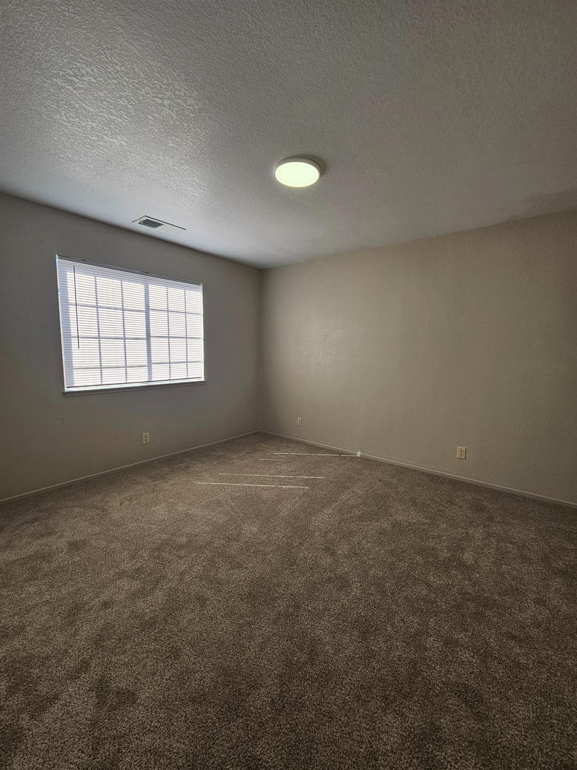 Detail Gallery Image 7 of 12 For 403 W J St, Los Banos,  CA 93635 - 3 Beds | 2 Baths