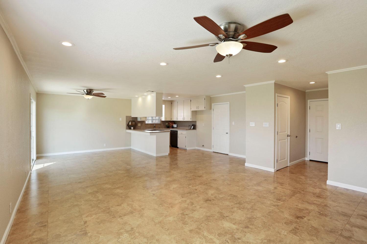 Detail Gallery Image 9 of 38 For 755 Locust Ave, Manteca,  CA 95337 - 3 Beds | 2 Baths