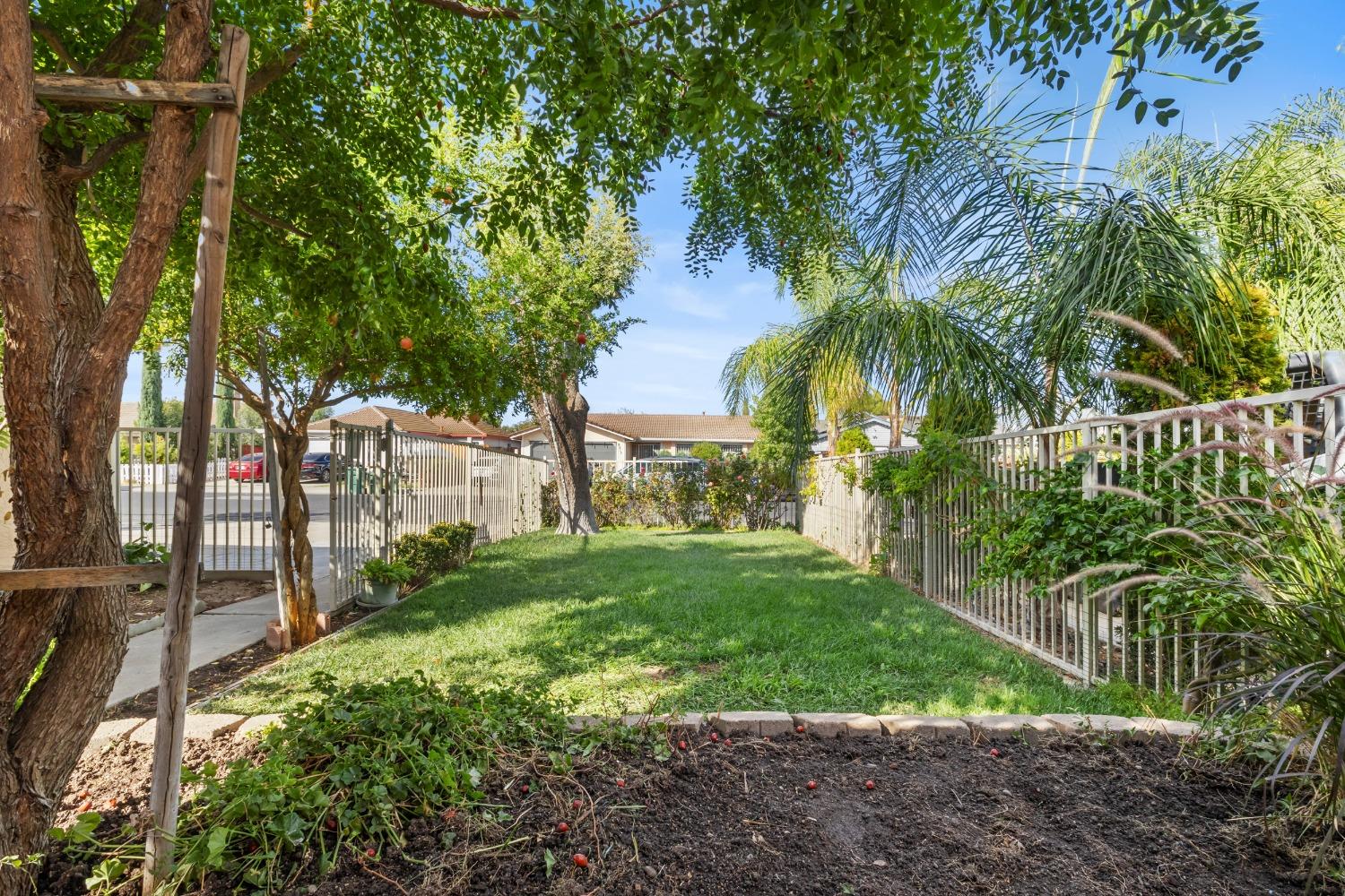 Detail Gallery Image 7 of 20 For 8310 Bernay Dr, Stockton,  CA 95210 - 4 Beds | 2 Baths