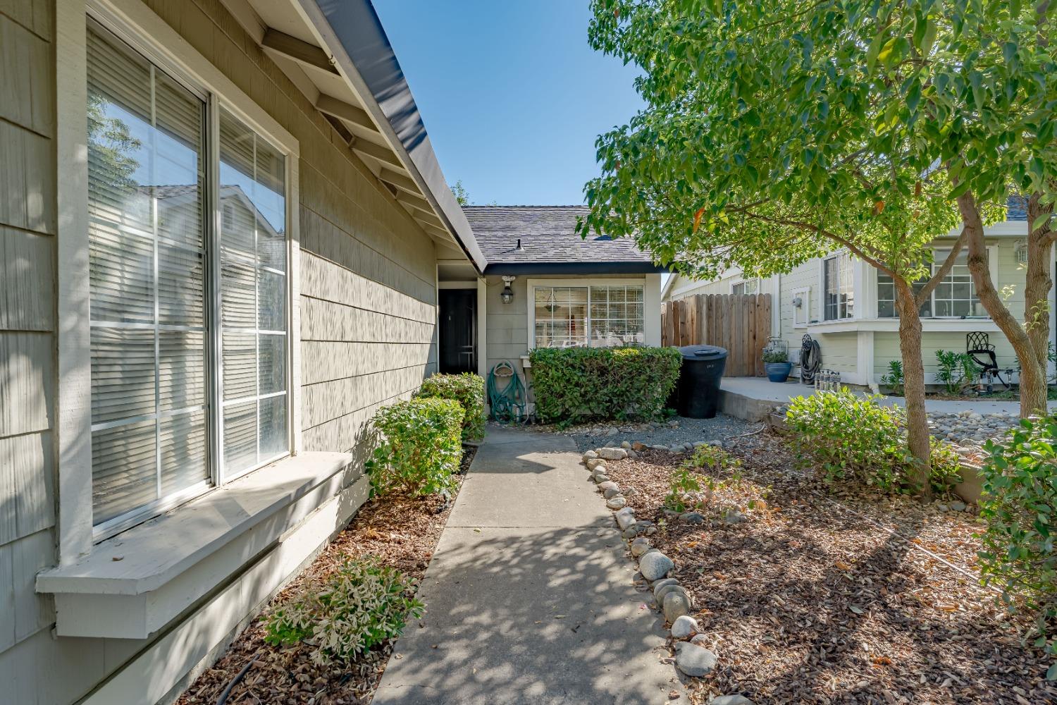 Detail Gallery Image 2 of 21 For 1003 Cirby Oaks Way, Roseville,  CA 95678 - 2 Beds | 2 Baths