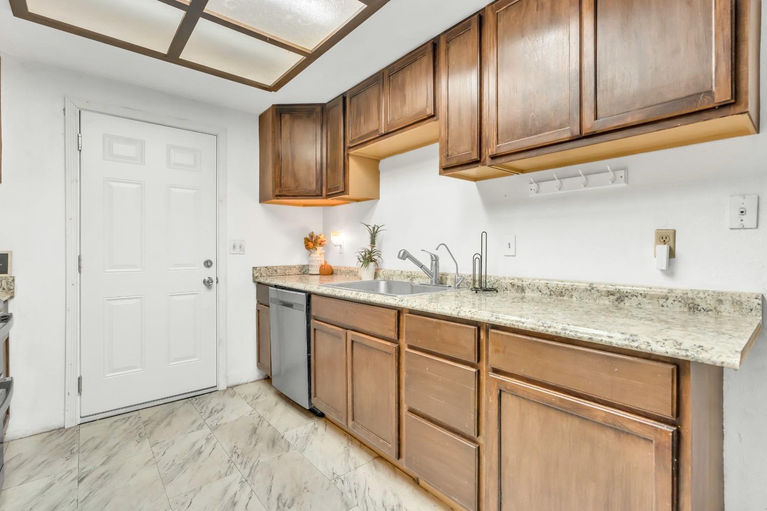 Detail Gallery Image 12 of 39 For 201 Donner Dr, Lodi,  CA 95240 - 3 Beds | 2 Baths