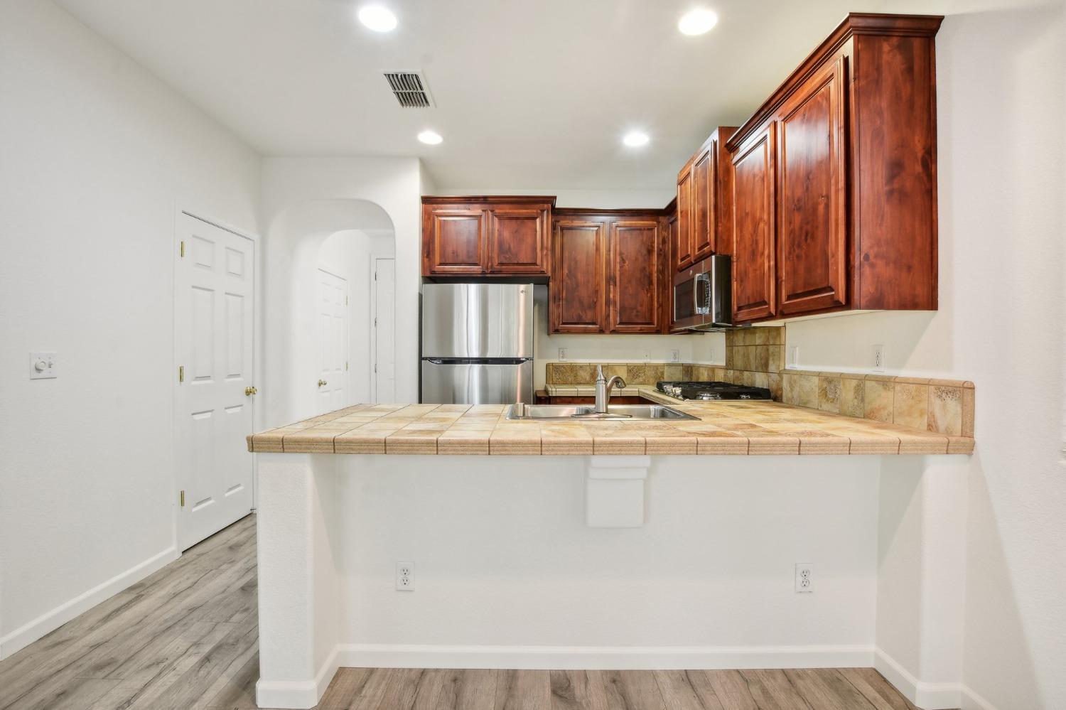 Detail Gallery Image 6 of 37 For 3041 Tice Creek Way, Sacramento,  CA 95833 - 2 Beds | 2/1 Baths