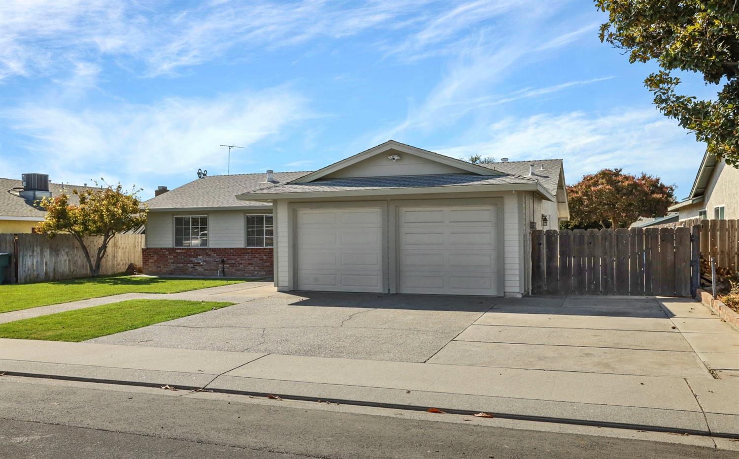 Detail Gallery Image 7 of 38 For 755 Locust Ave, Manteca,  CA 95337 - 3 Beds | 2 Baths