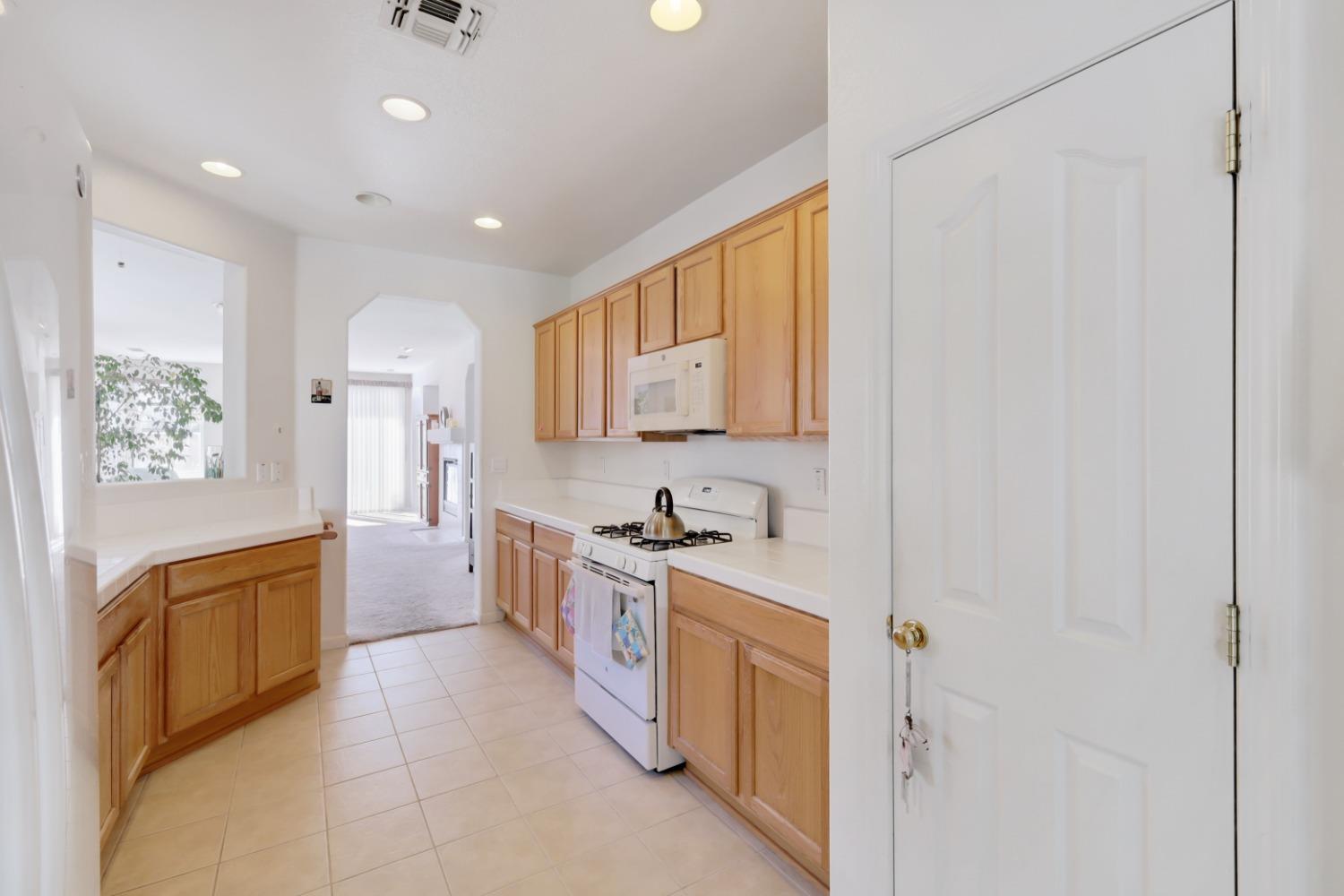 Detail Gallery Image 16 of 59 For 2326 Ryedale Ln, Sacramento,  CA 95835 - 2 Beds | 2 Baths