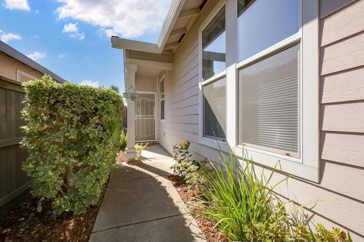 Detail Gallery Image 8 of 59 For 2326 Ryedale Ln, Sacramento,  CA 95835 - 2 Beds | 2 Baths