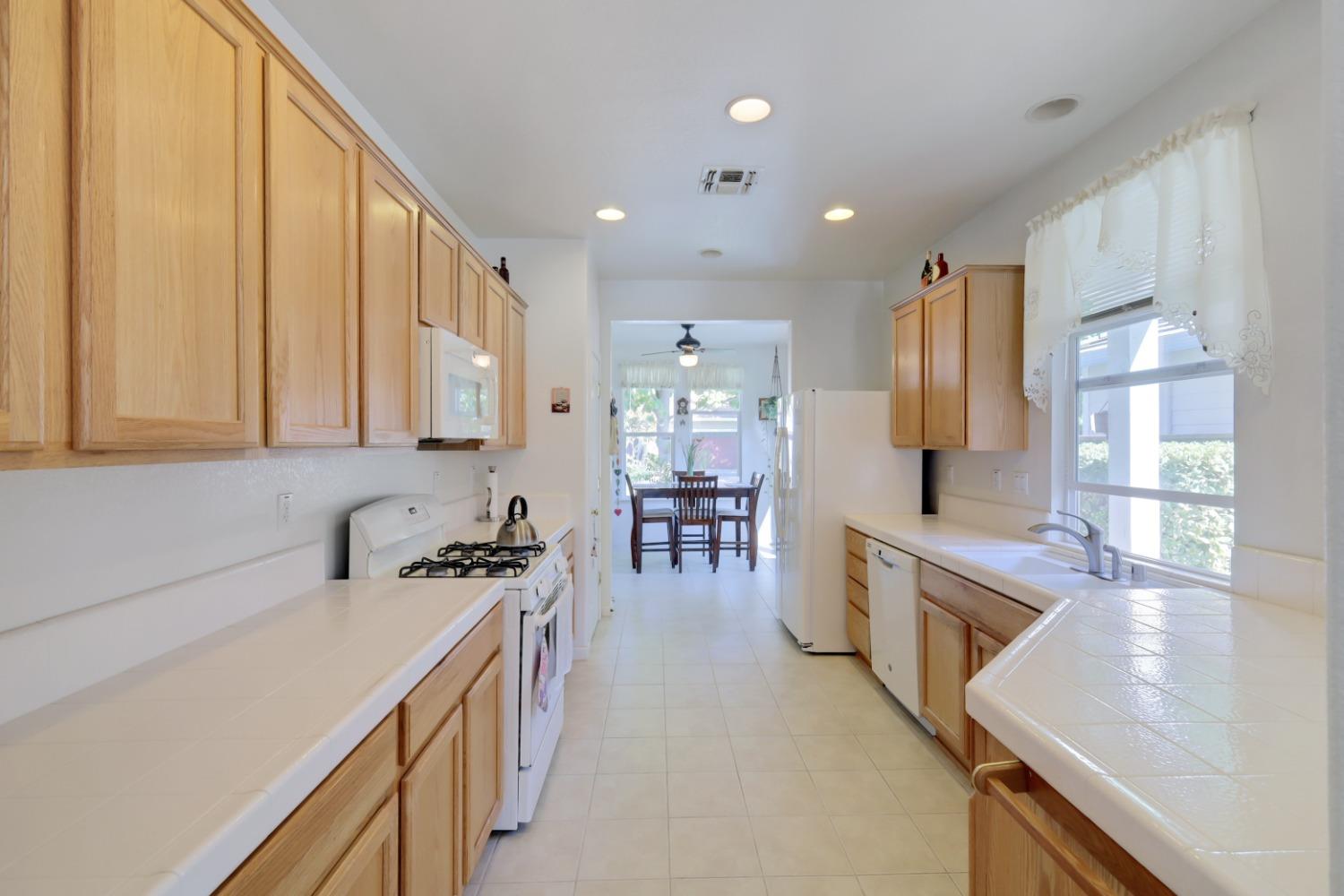 Detail Gallery Image 11 of 59 For 2326 Ryedale Ln, Sacramento,  CA 95835 - 2 Beds | 2 Baths