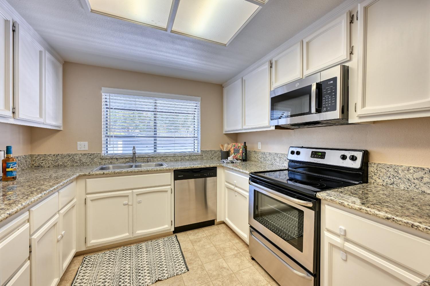 Detail Gallery Image 9 of 30 For 6347 Slippery Creek Ln, Citrus Heights,  CA 95621 - 3 Beds | 2/1 Baths