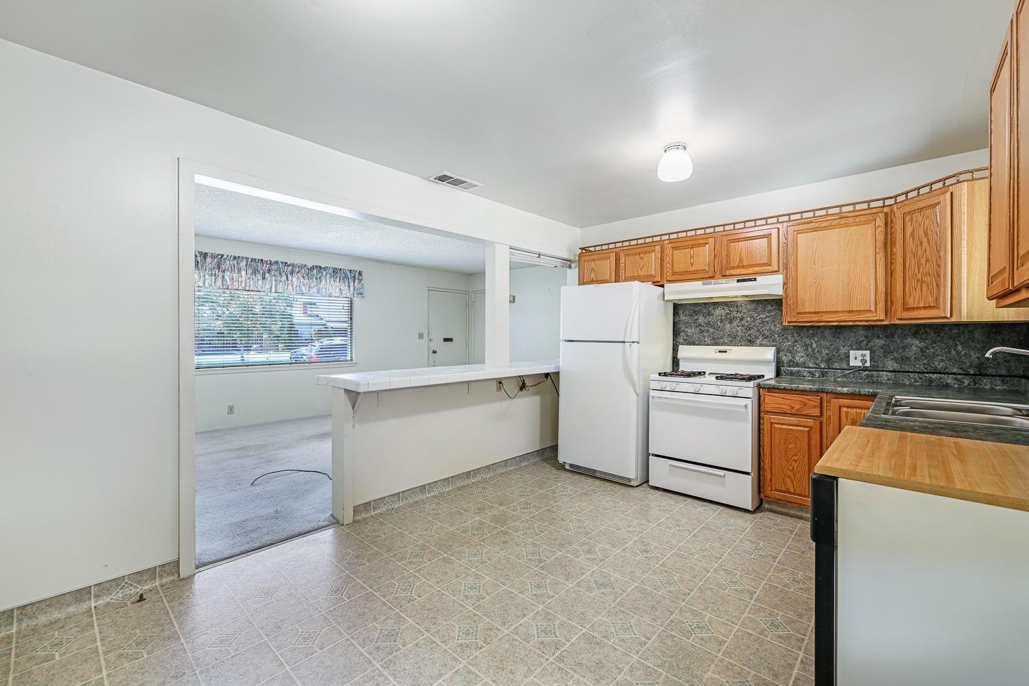 N Pleasant Avenue, Fresno, California image 19