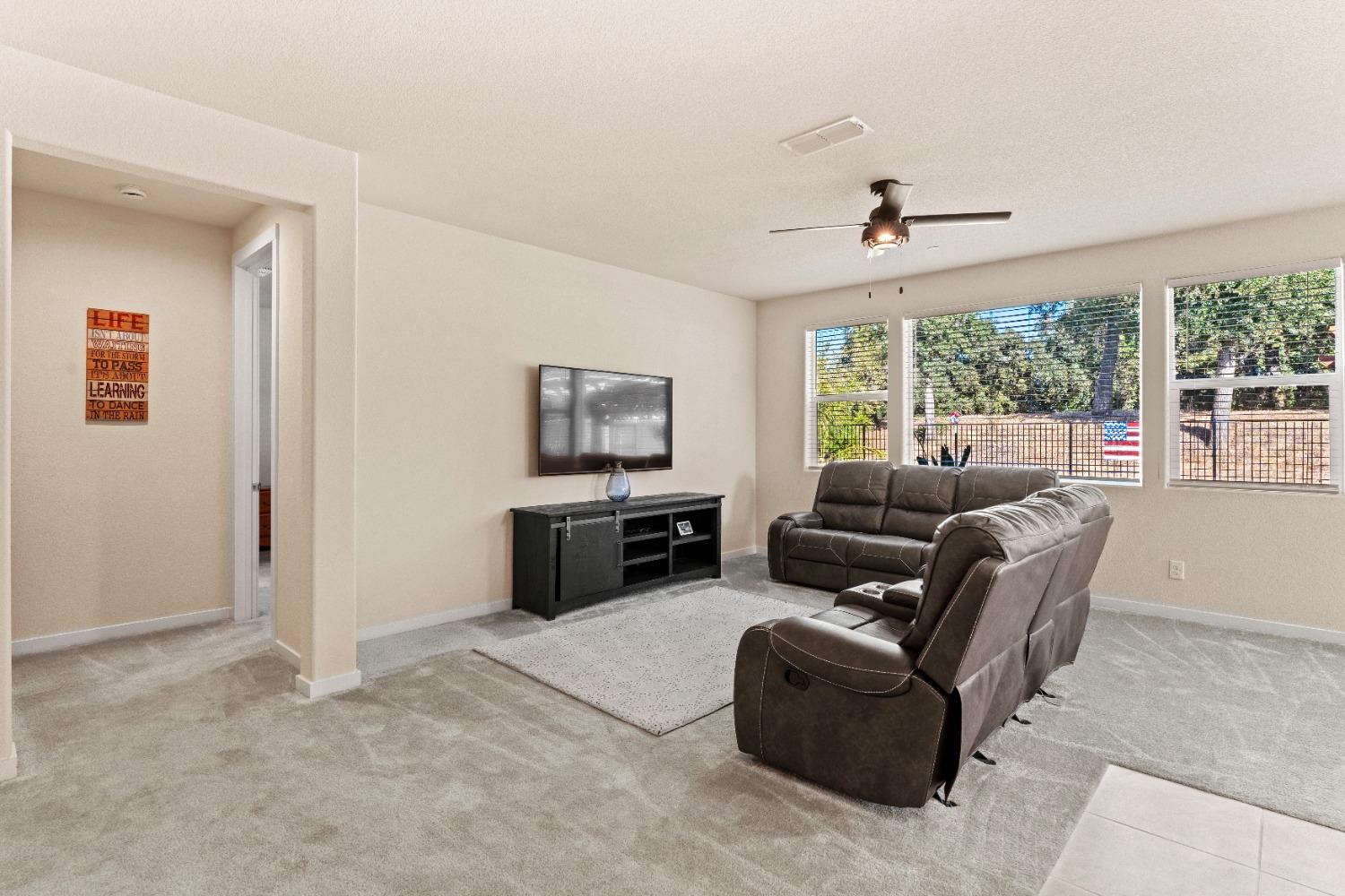 Detail Gallery Image 7 of 59 For 733 Pacific Grove Way, Plumas Lake,  CA 95961 - 3 Beds | 2 Baths