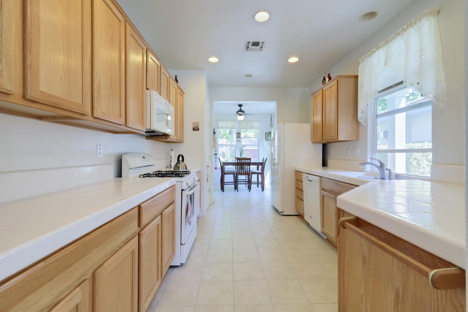 Detail Gallery Image 10 of 59 For 2326 Ryedale Ln, Sacramento,  CA 95835 - 2 Beds | 2 Baths