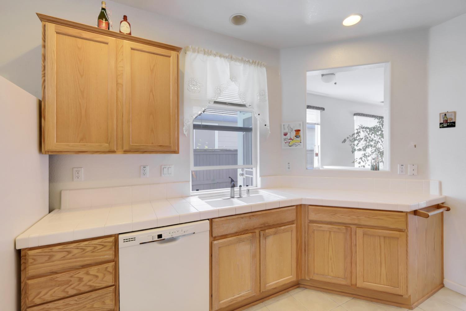 Detail Gallery Image 17 of 59 For 2326 Ryedale Ln, Sacramento,  CA 95835 - 2 Beds | 2 Baths